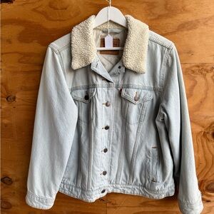 Levi's Denim Jacket Women’s 1X Light Blue with Sherpa Collar